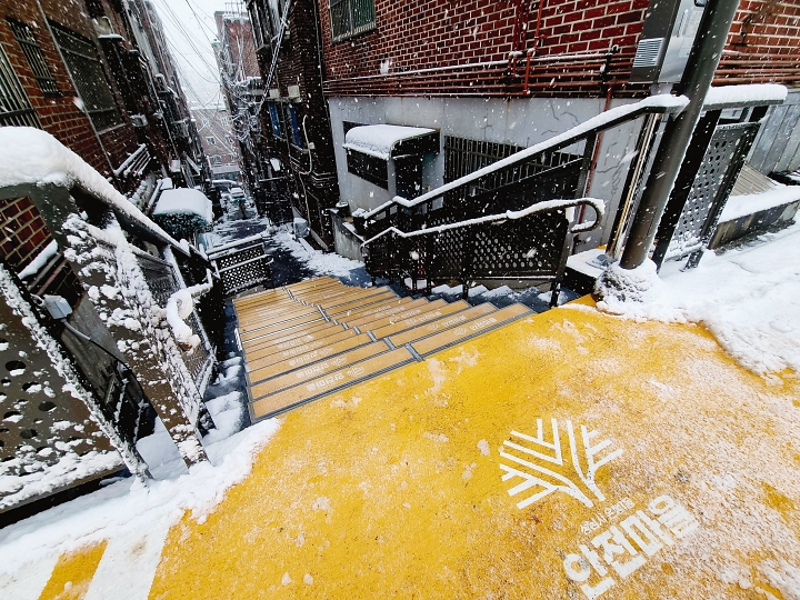 성남시가 은행1동에 조성한 사계절 미끄럼방지 탄소발열매트(시스템) 계단. 사진 성남시청